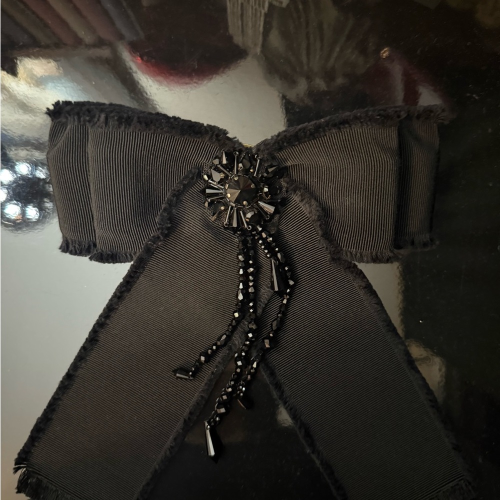 GUCCI Elegant Black Beaded Bow Accessory